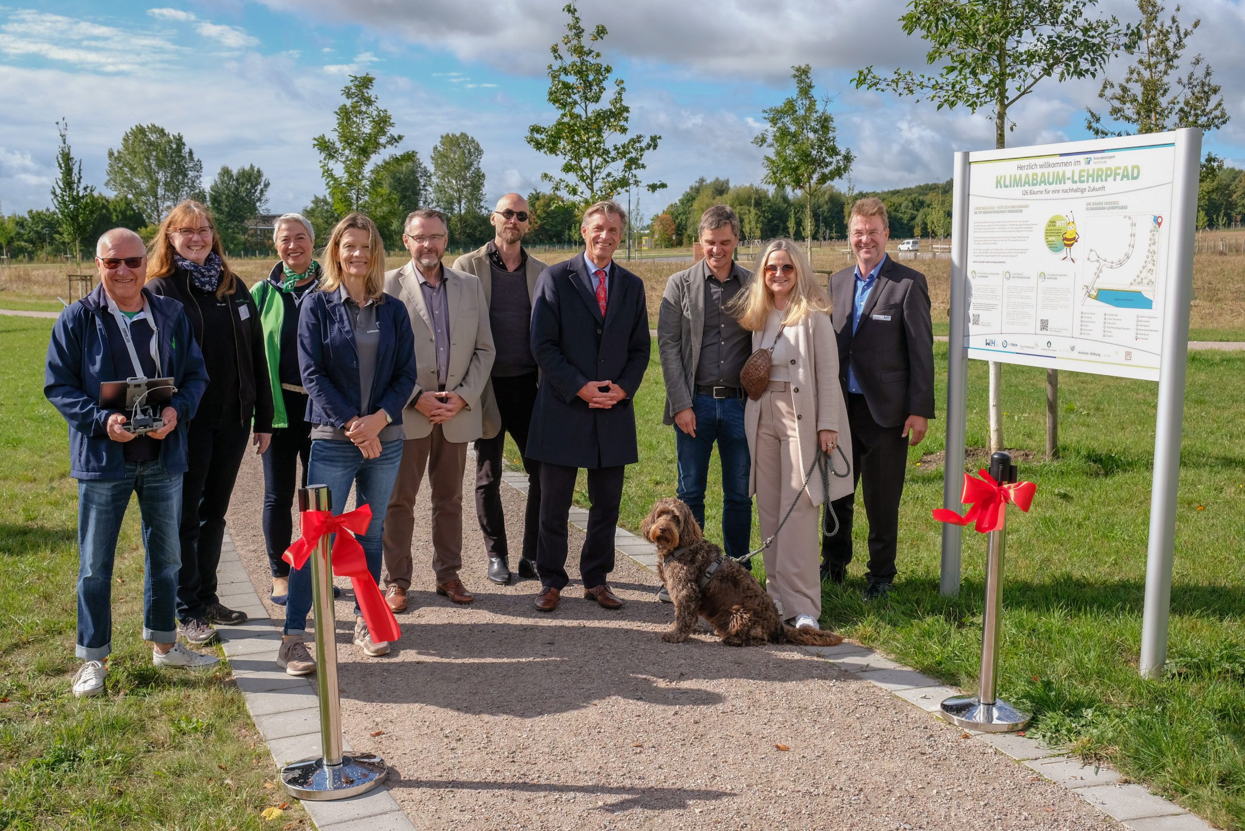 Gemeinsam eröffneten Projektpartner und Förderer den Klimabaumlehrpfad im TIP Innovationspark Nordheide.